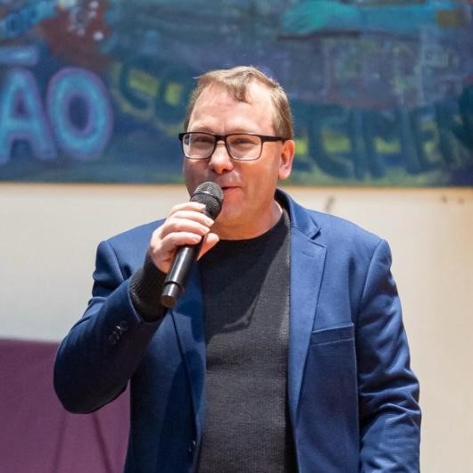 Diretor do CEAP, professor Aldair Kronbauer, anunciando a notícia aos estudantes.