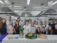 2ª série do EM - Itinerário Ciências da Natureza no laboratório de Nutrição da Unijuí