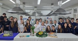 2ª série do EM - Itinerário Ciências da Natureza no laboratório de Nutrição da Unijuí