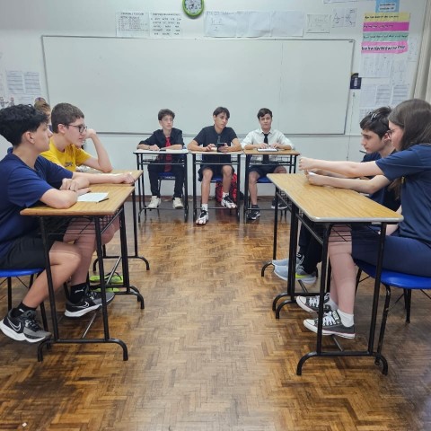 05.11.2024 - Estudantes do 8º ano do EF debatem temas polêmicos na aula de LP